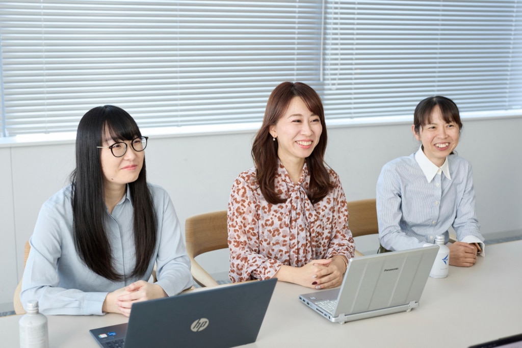 合同会社IntoFree 代表 加茂典子様とスタッフの皆様。freeeのファイルボックス機能を主軸とした、場所を選ばない次世代型の働き方。