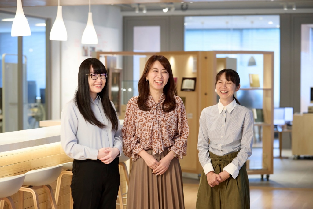 合同会社IntoFree 代表 加茂典子様、スタッフ 竹内様、高日様。徹底した仕組み化により、バラバラの拠点でも組織として機能する体制を構築。