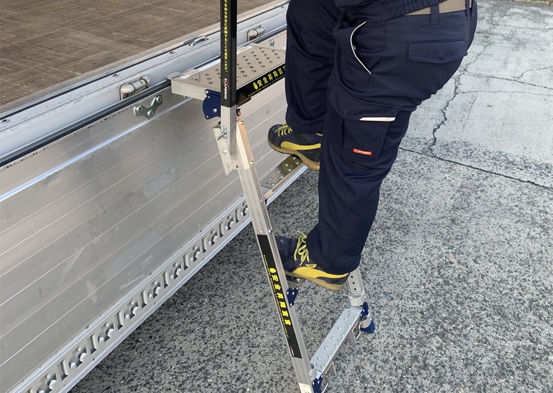 安全昇降ステップ｜トラック荷台からの転落事故を防止｜兼子産業