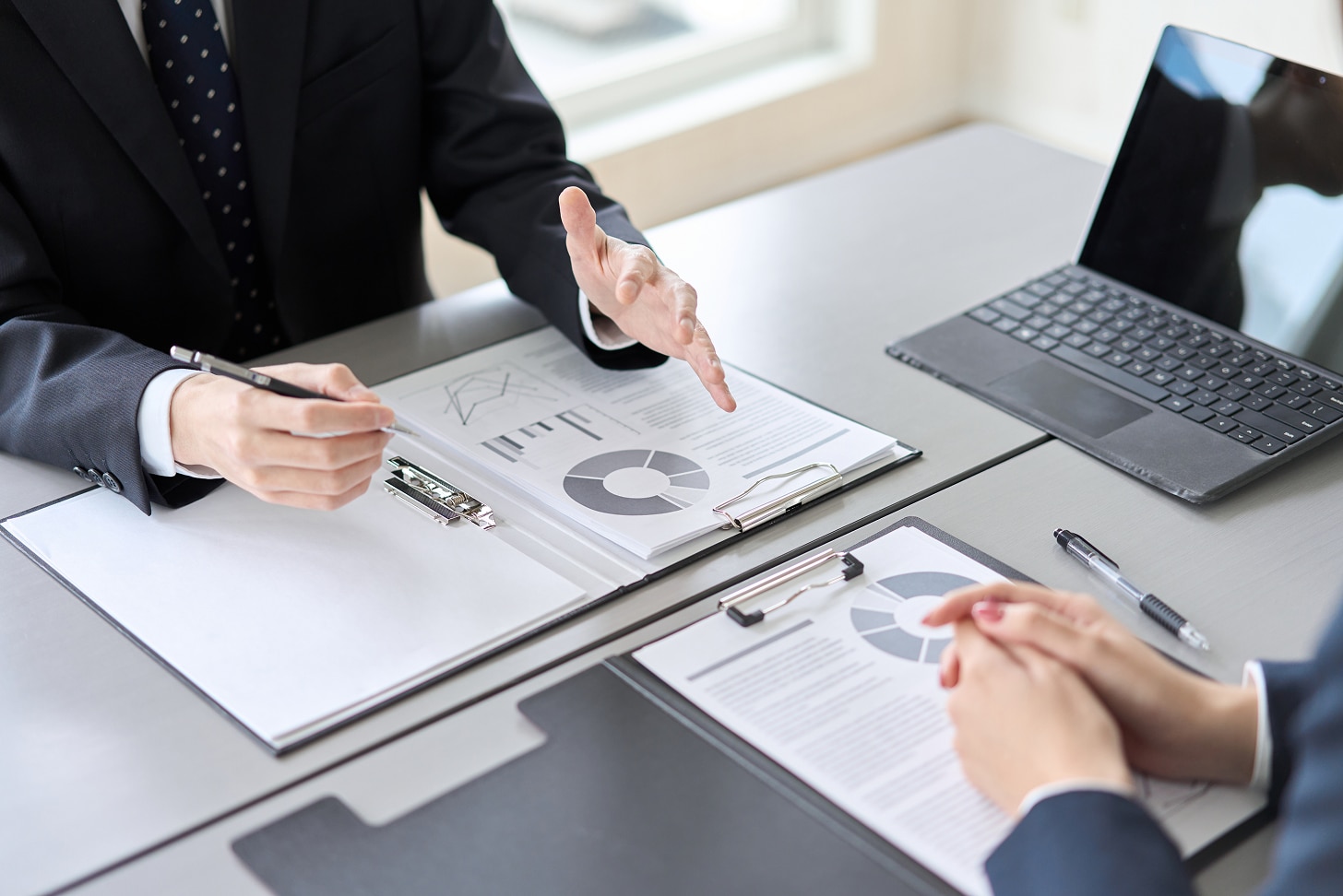 特定チャネルに依存しない 中立的なポジション