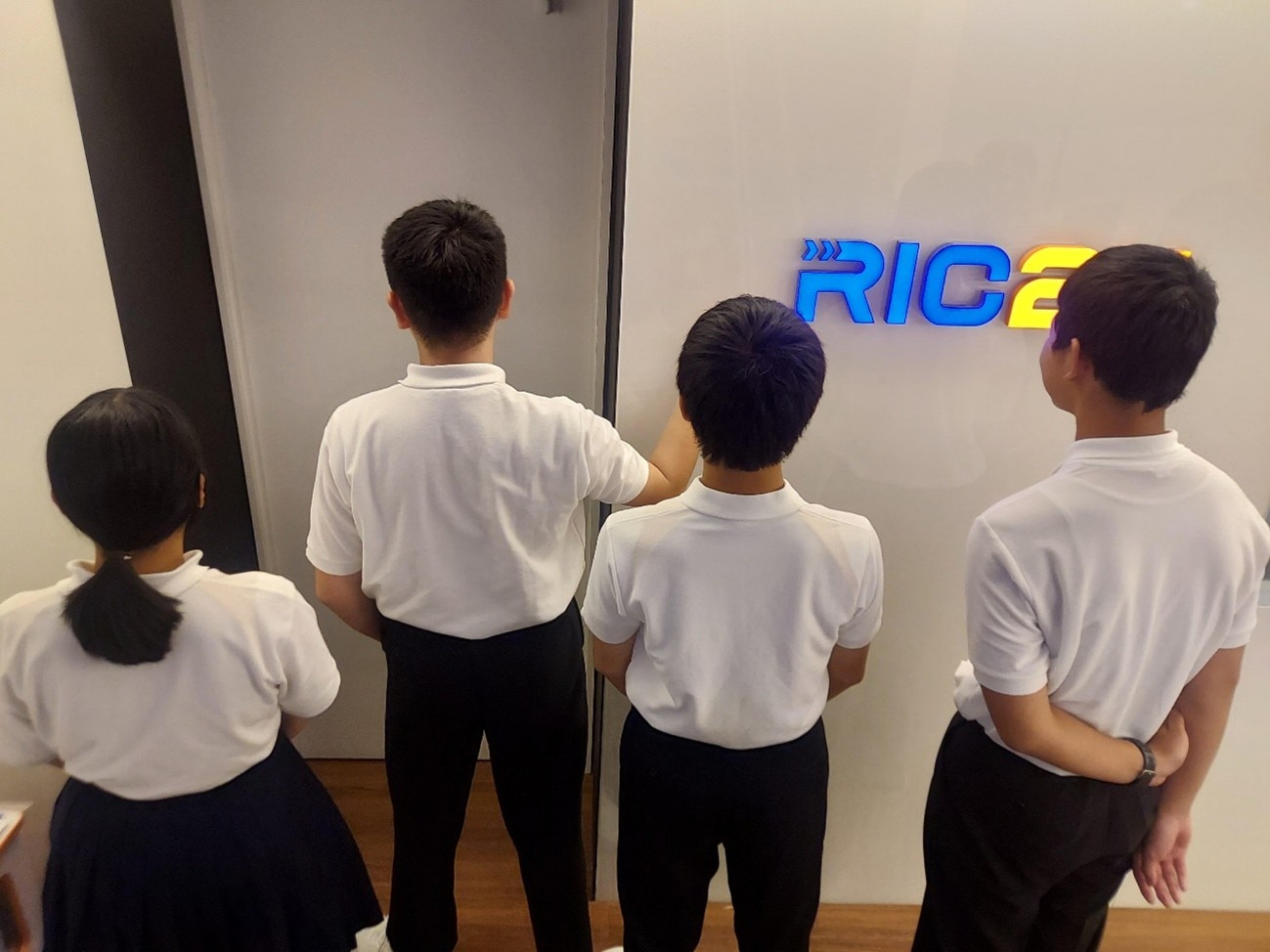 星和中学校の生徒さん4名が、レスキューナウ危機管理情報センターに居る様子