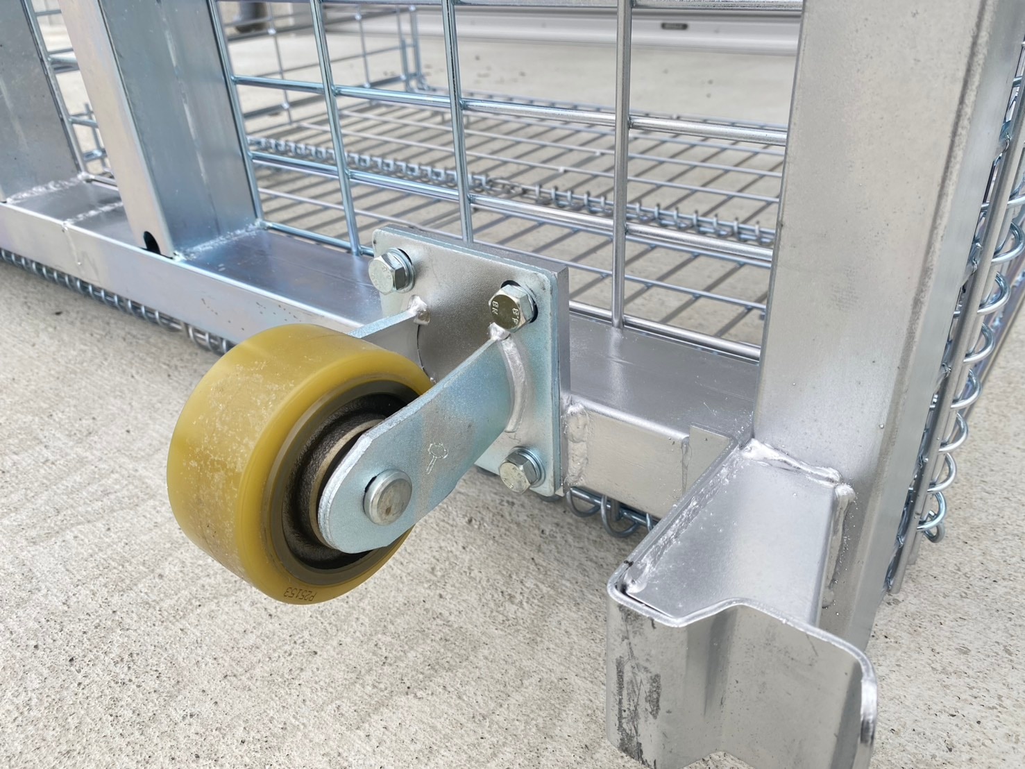 キャスター付きメッシュパレット