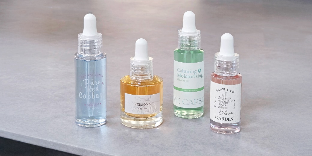 フラット形状でシャープ＆モダンなデザインの透明PETのスポイトキャップ