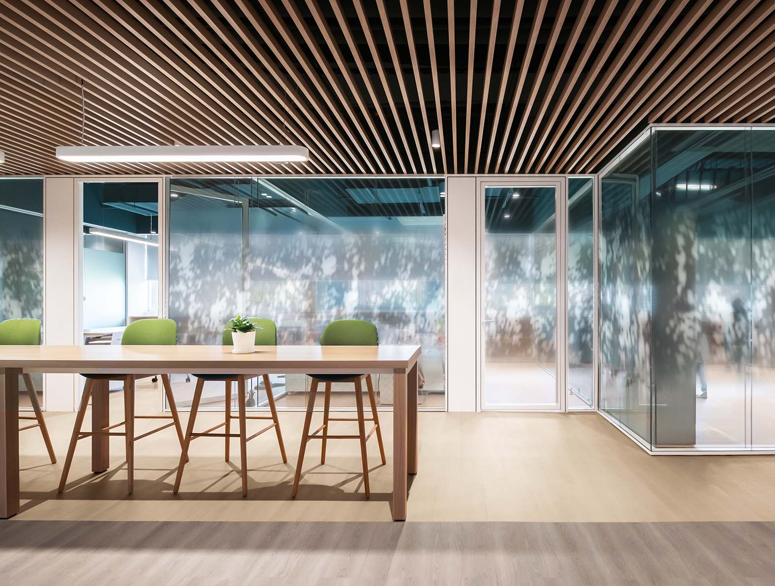 グリーン柄のガラスフィルム