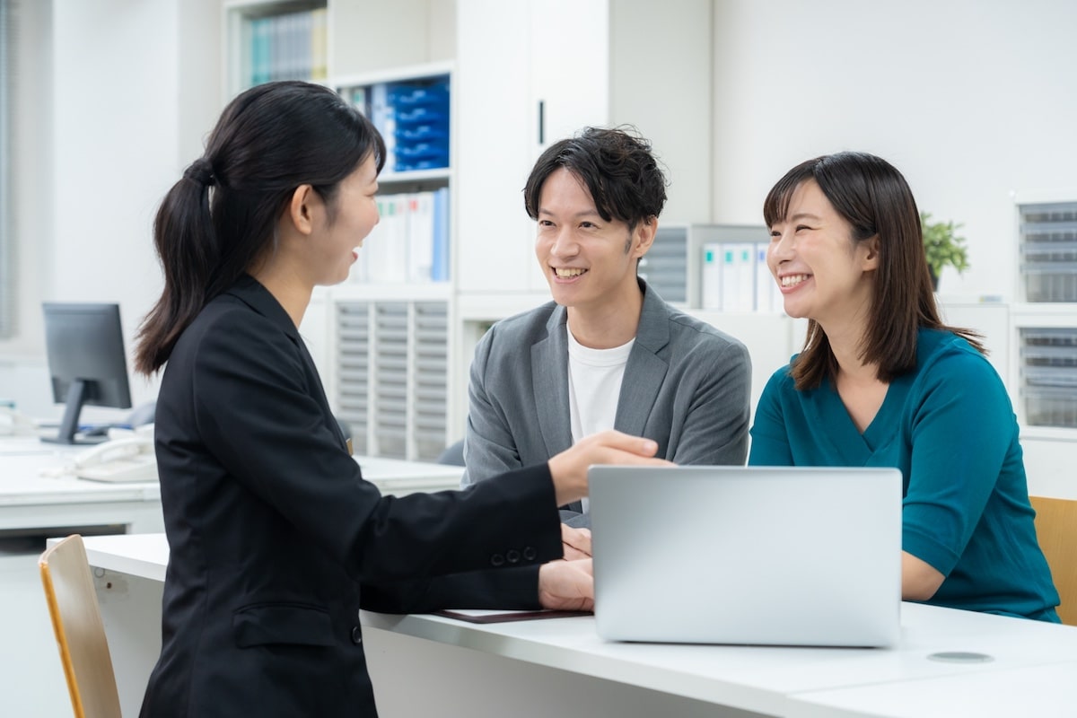 不動産ポータルサイトをチェックするカップル