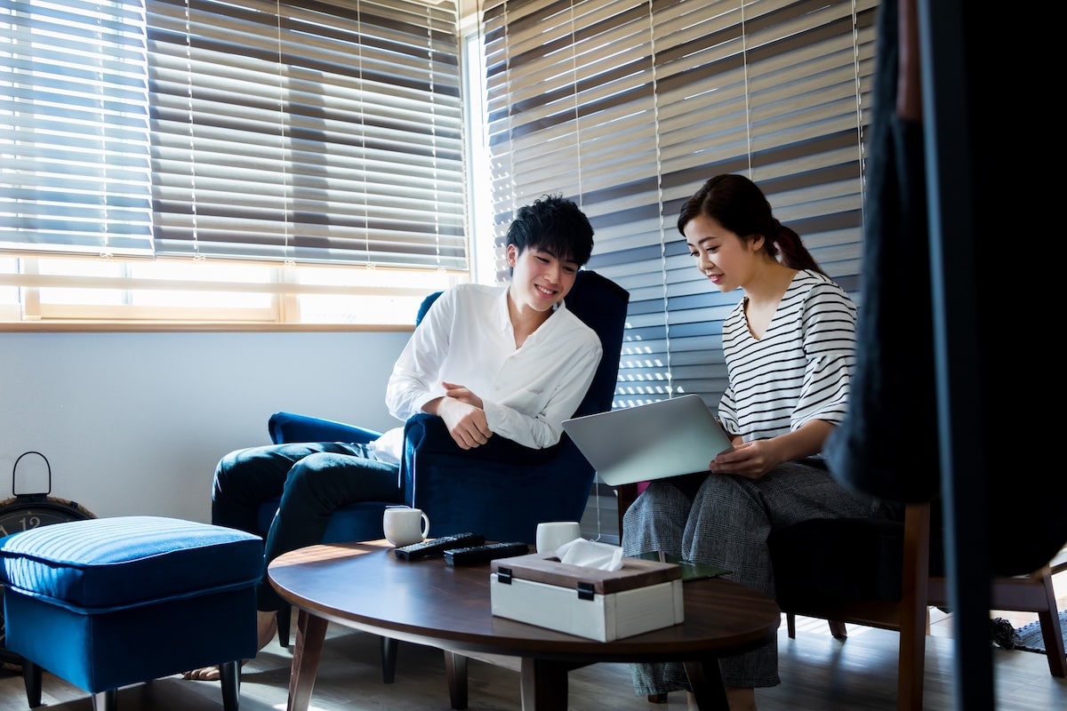 不動産ポータルサイトをチェックするカップル