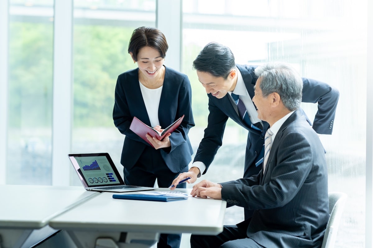 ポータルサイトについて対話するビジネスパーソン