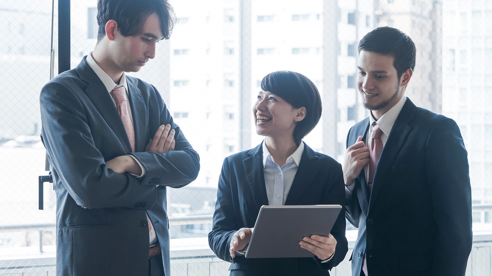 日本人と外国籍社員が打ち合わせをしている様子