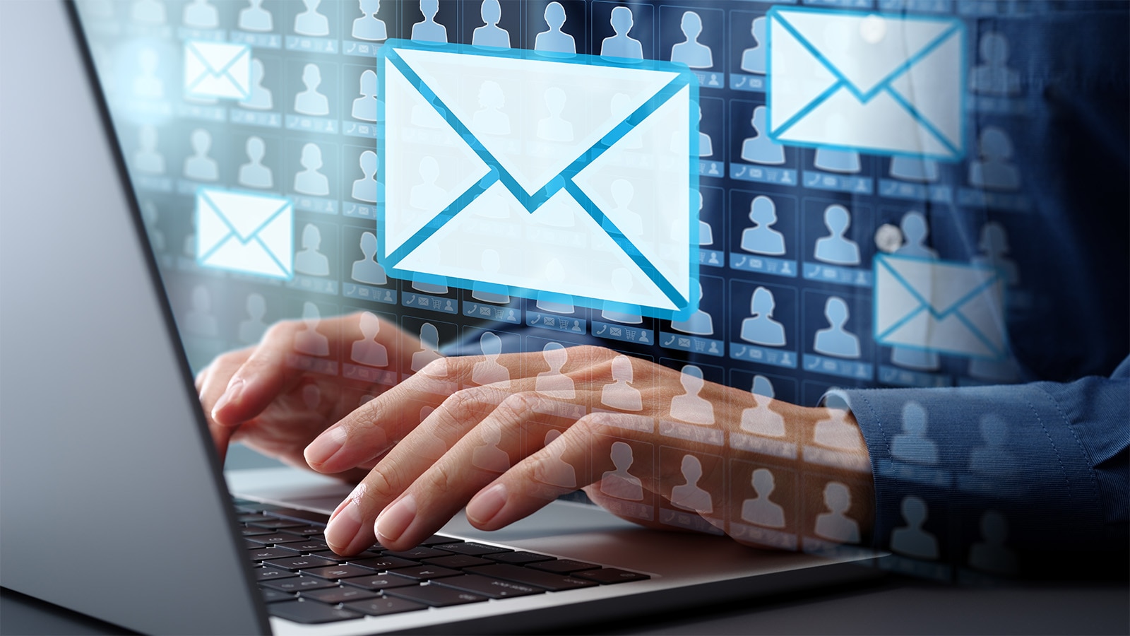 Eメールを作成している様子