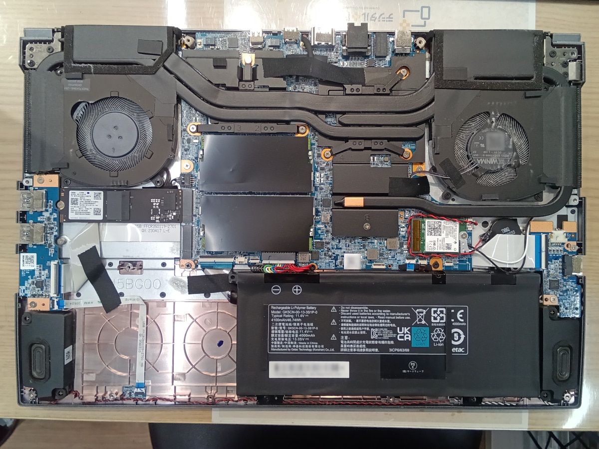 GALLERIA内部の全体像。中央を走るヒートパイプと左右の冷却ファンに埃が付着している状態を確認しました。