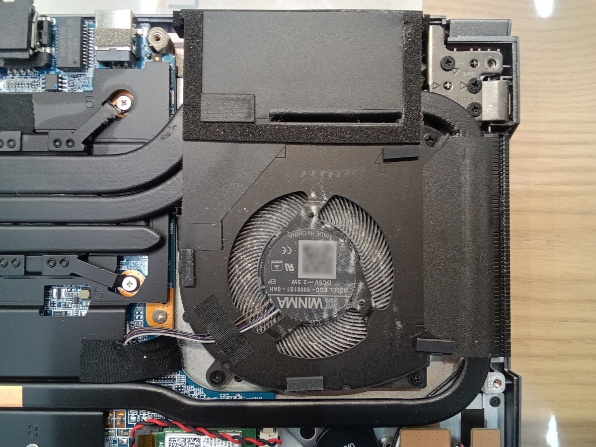 ファン周辺の拡大写真。ブレードの隙間に細かな埃が入り込んでおり、冷却効率が低下し始めていました。