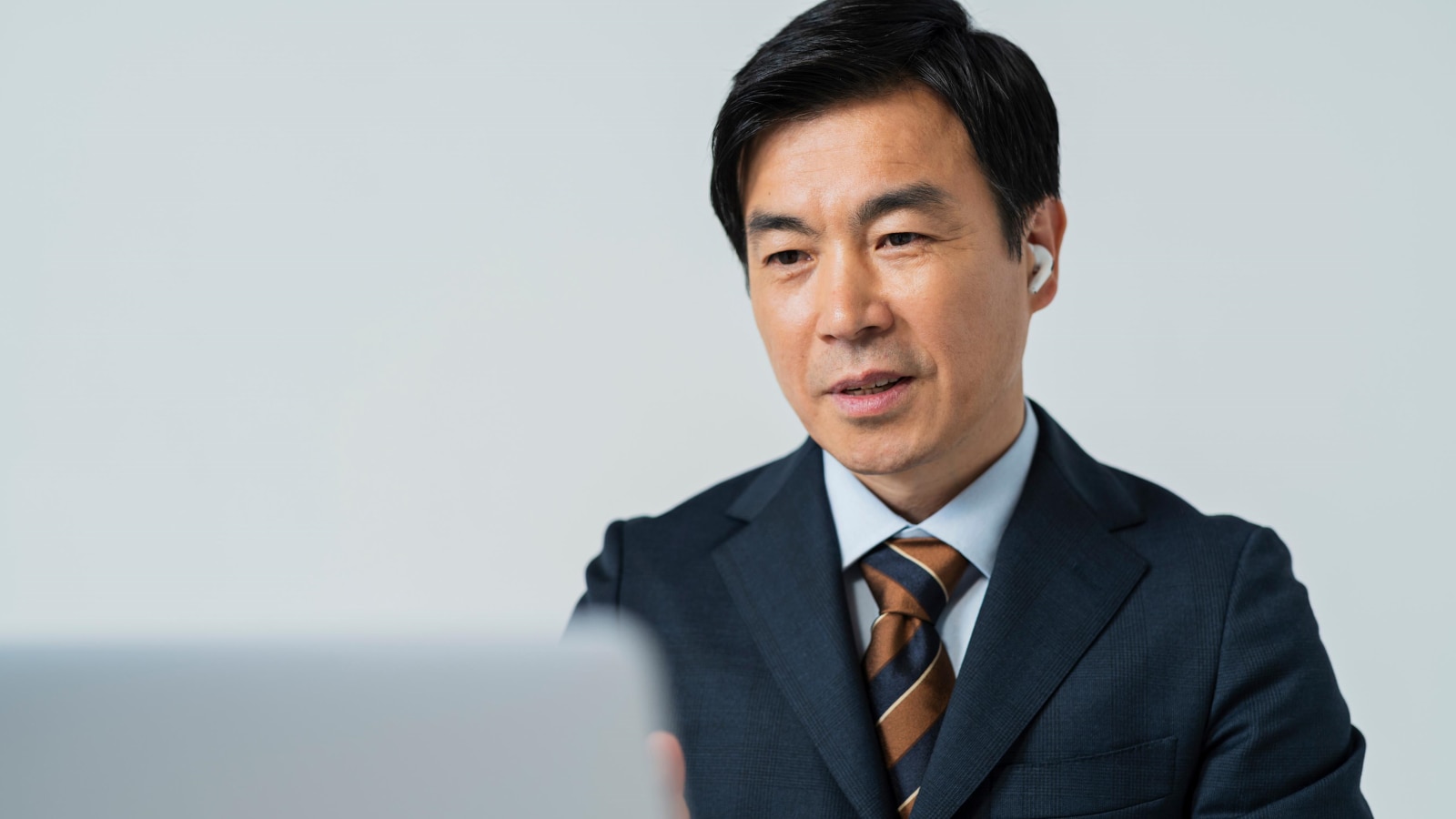 若手社員とオンラインで1on1を行っている様子