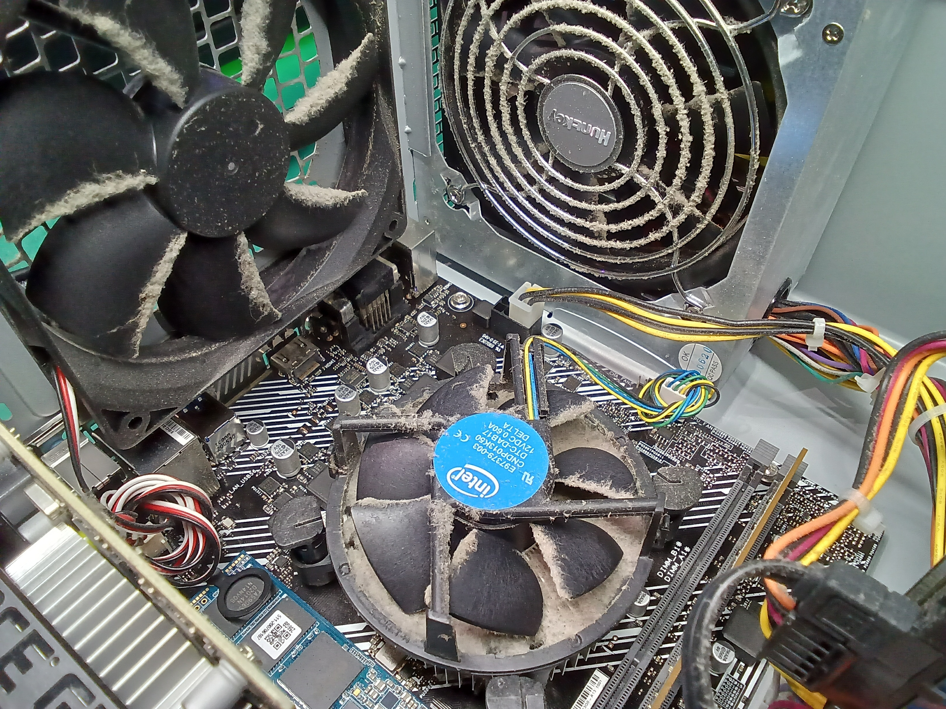 クリーニング前パソコン内部CPU付近