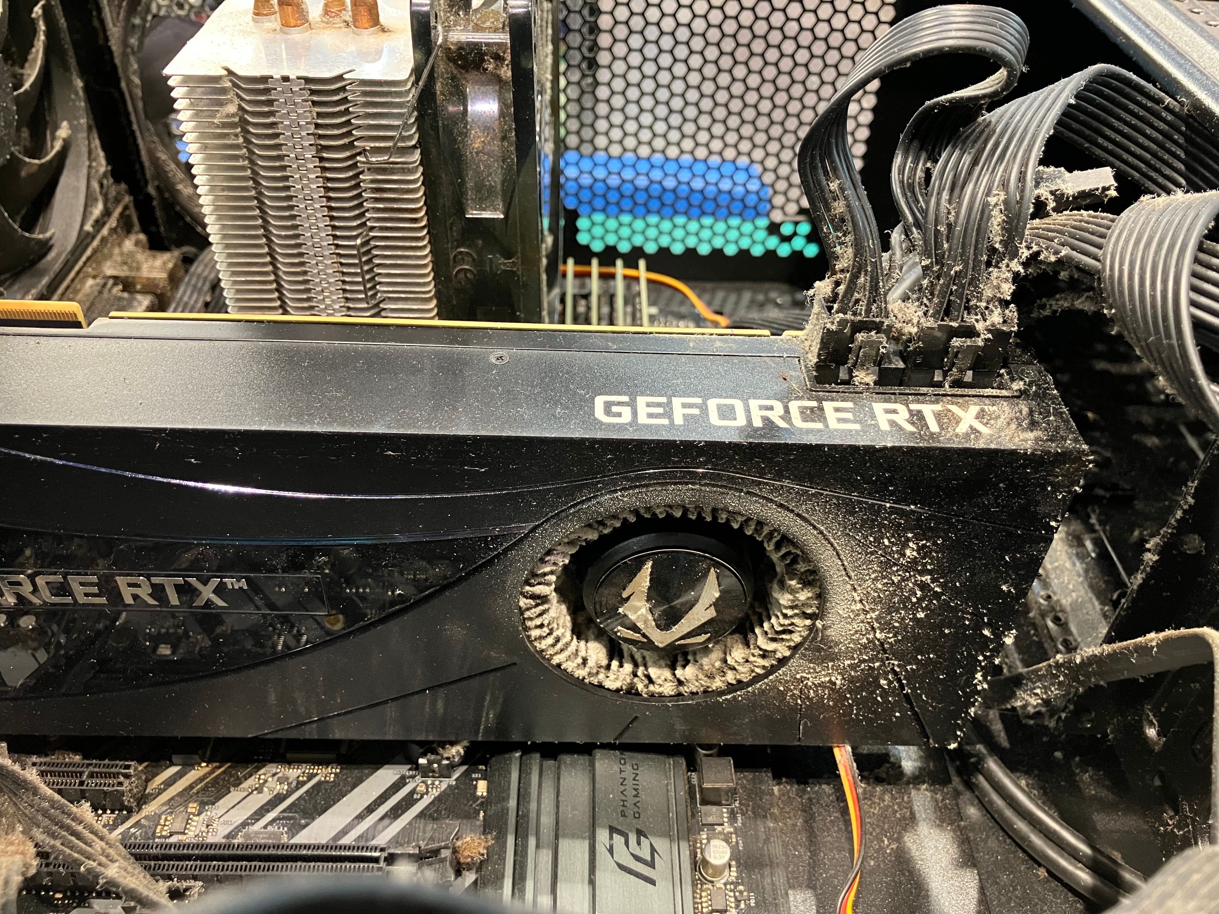 グラフィックボードファンのホコリ