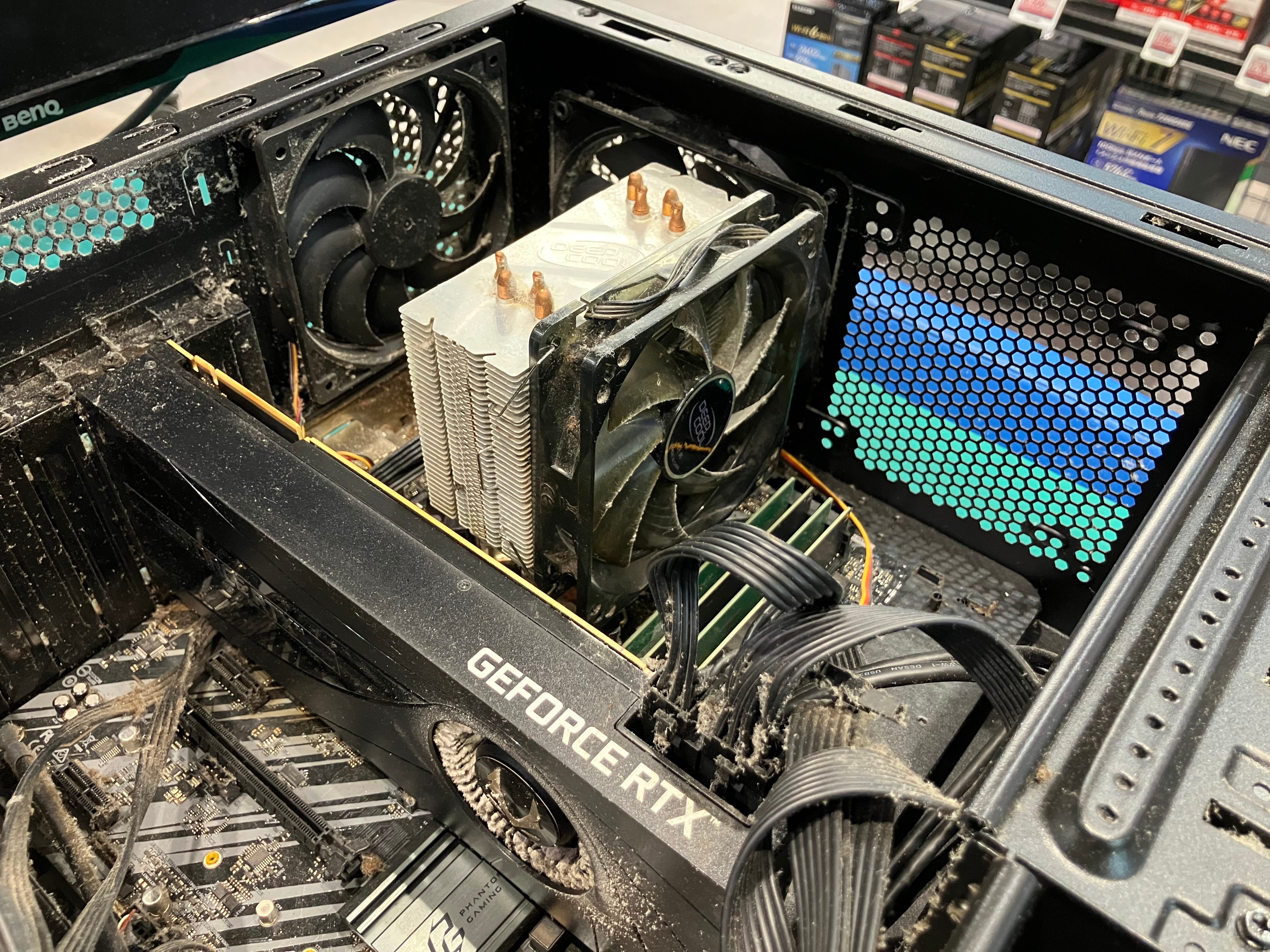 斜め上からの全体的なホコリ