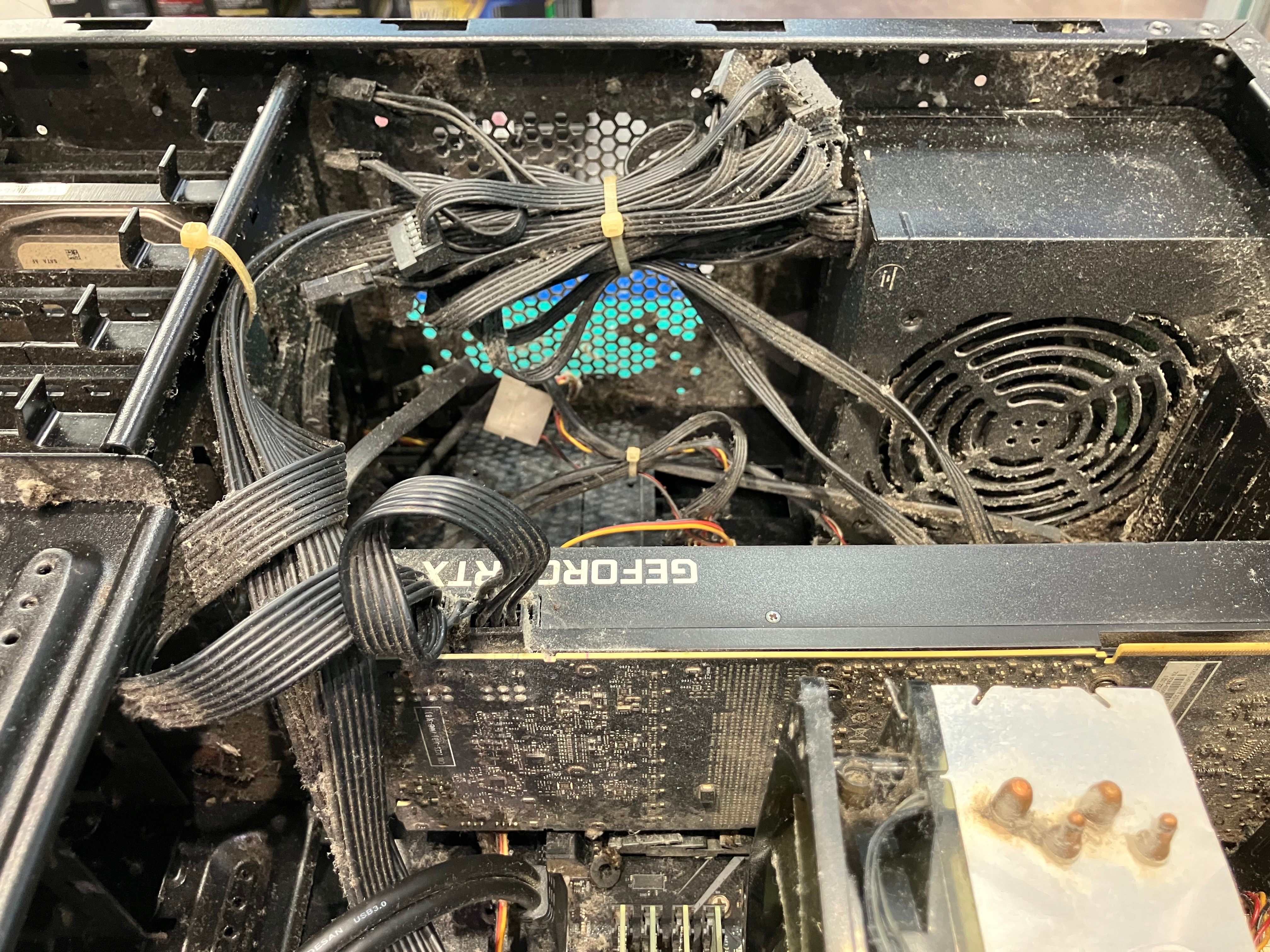 ケース全体のホコリ