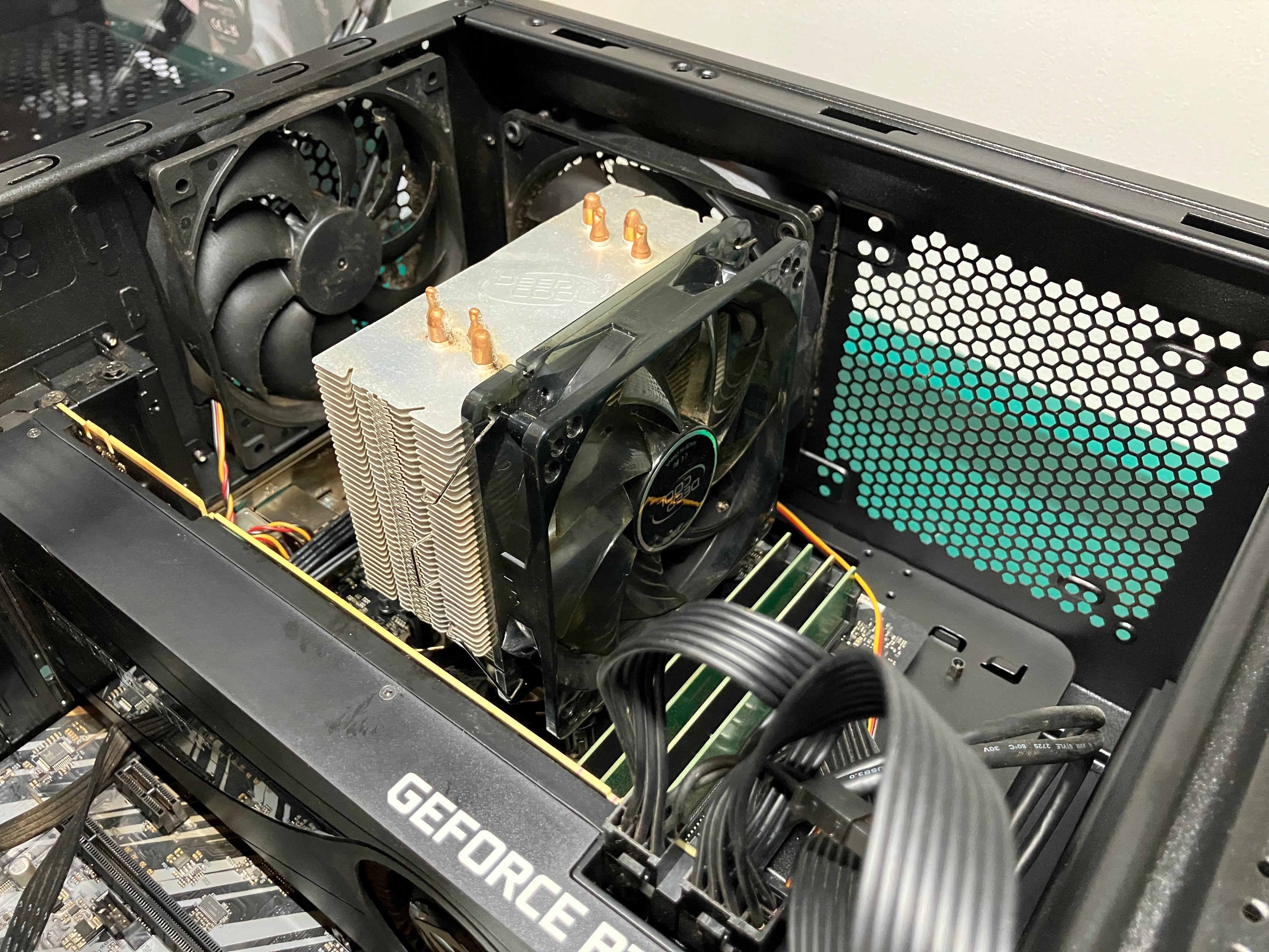 CPUクーラー付近のホコリが消えた状態