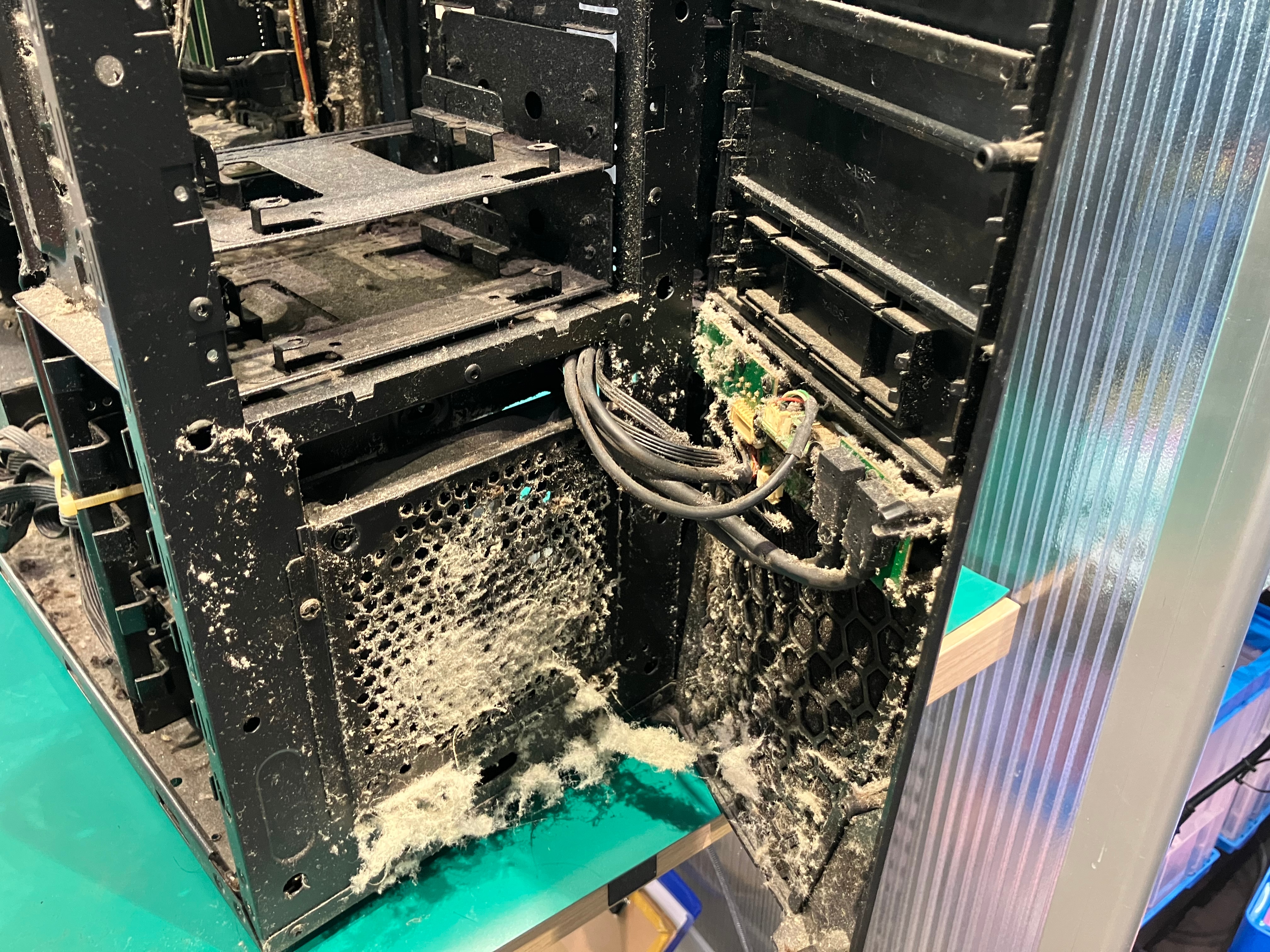 ケース前面パネル裏のホコリ