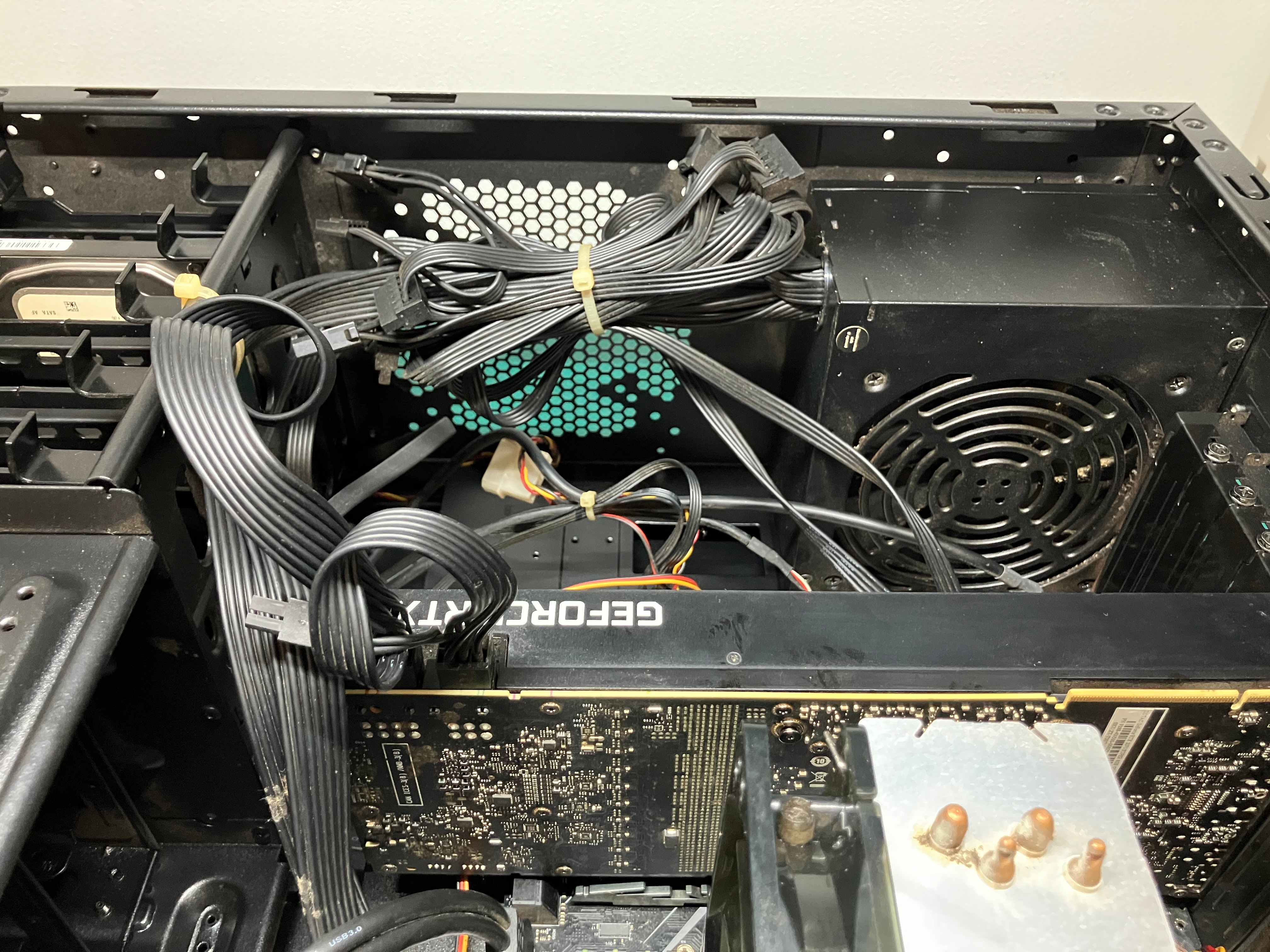 ケーブル類や各パーツが綺麗になった全体像