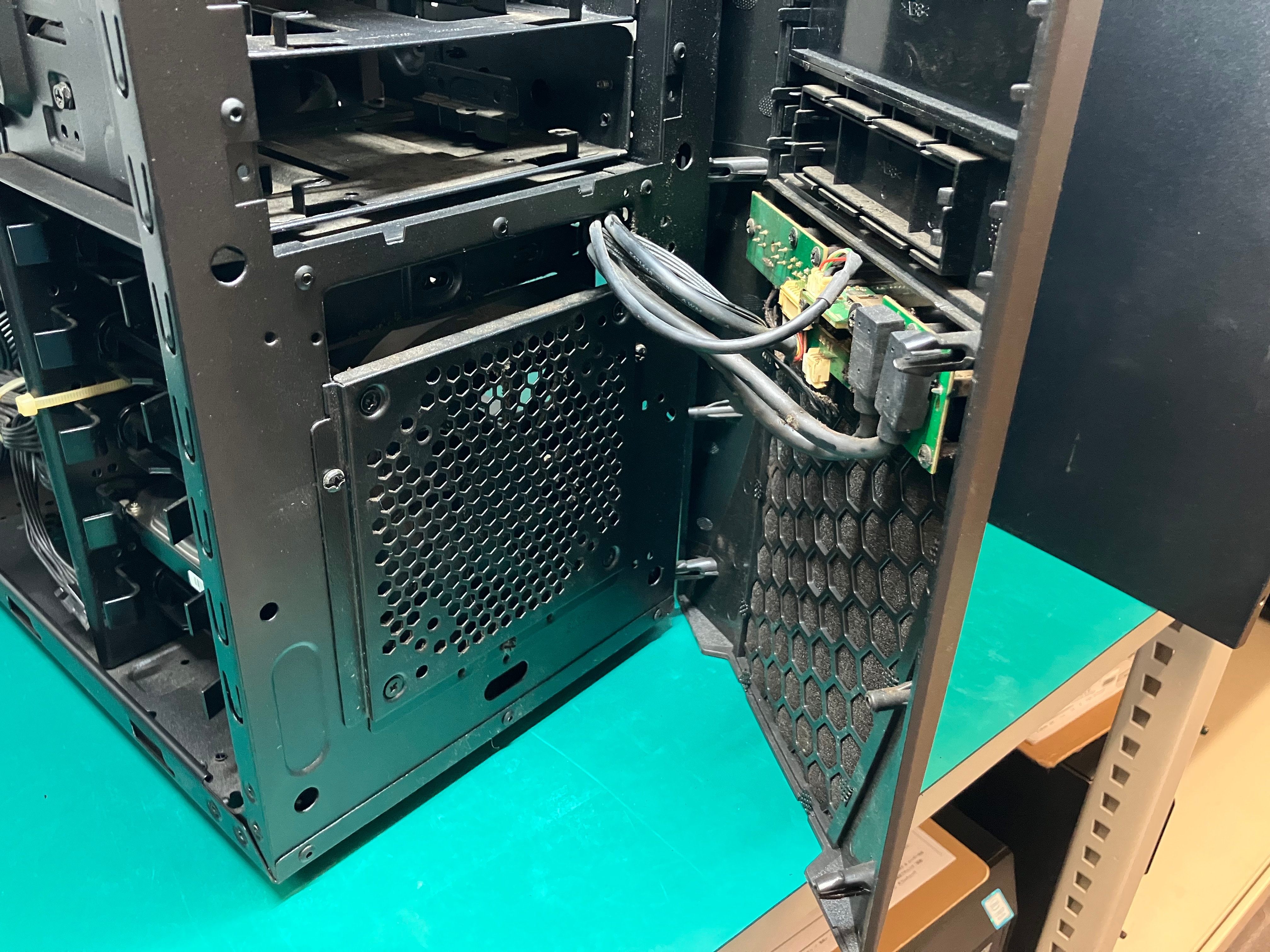 ケース前面パネル裏ホコリがきれいに除去されました。