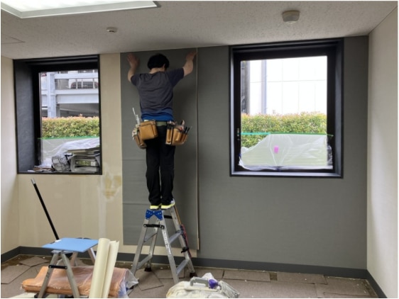 クロス張替えの流れ_糊付け・貼り込み