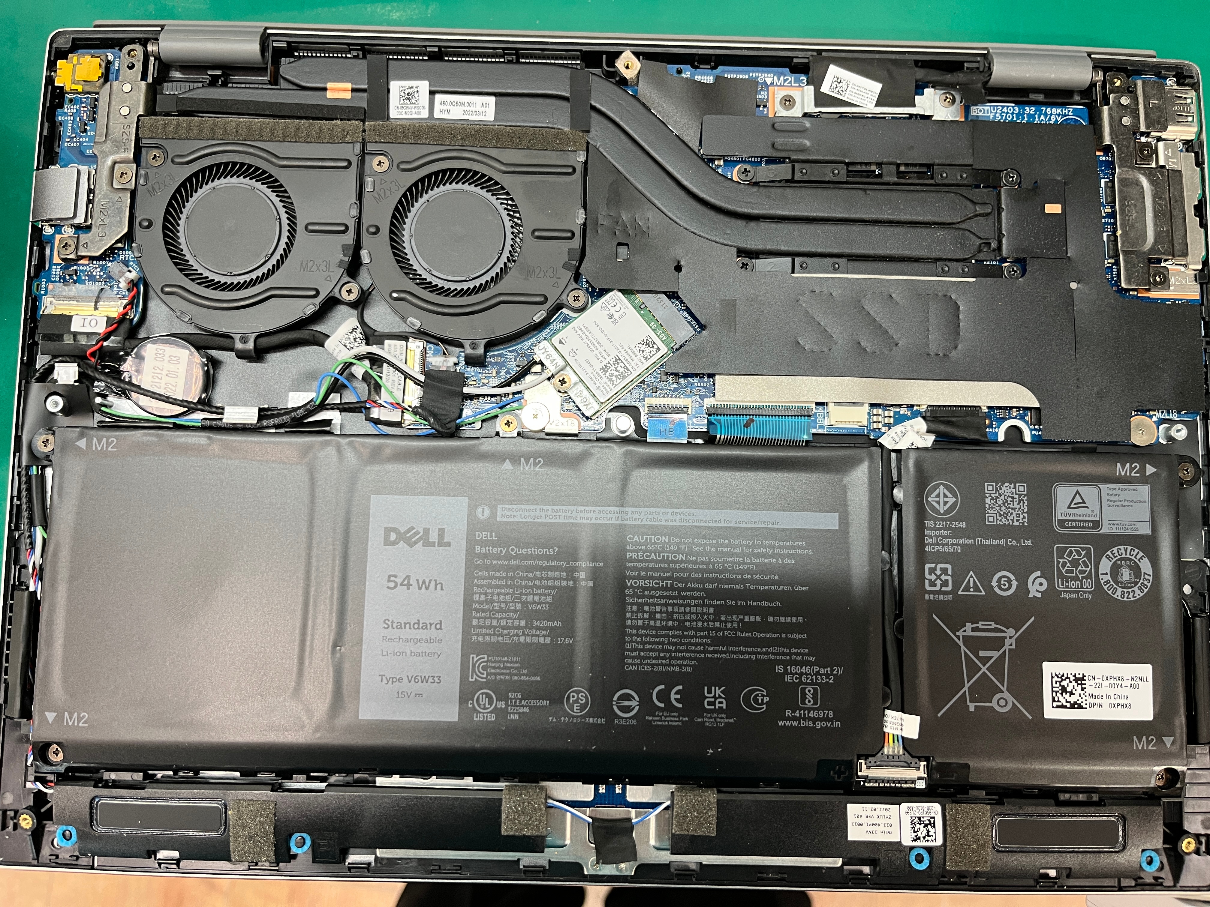 クリーニング後のDELL製ノートパソコン「Vostro 5320」内部