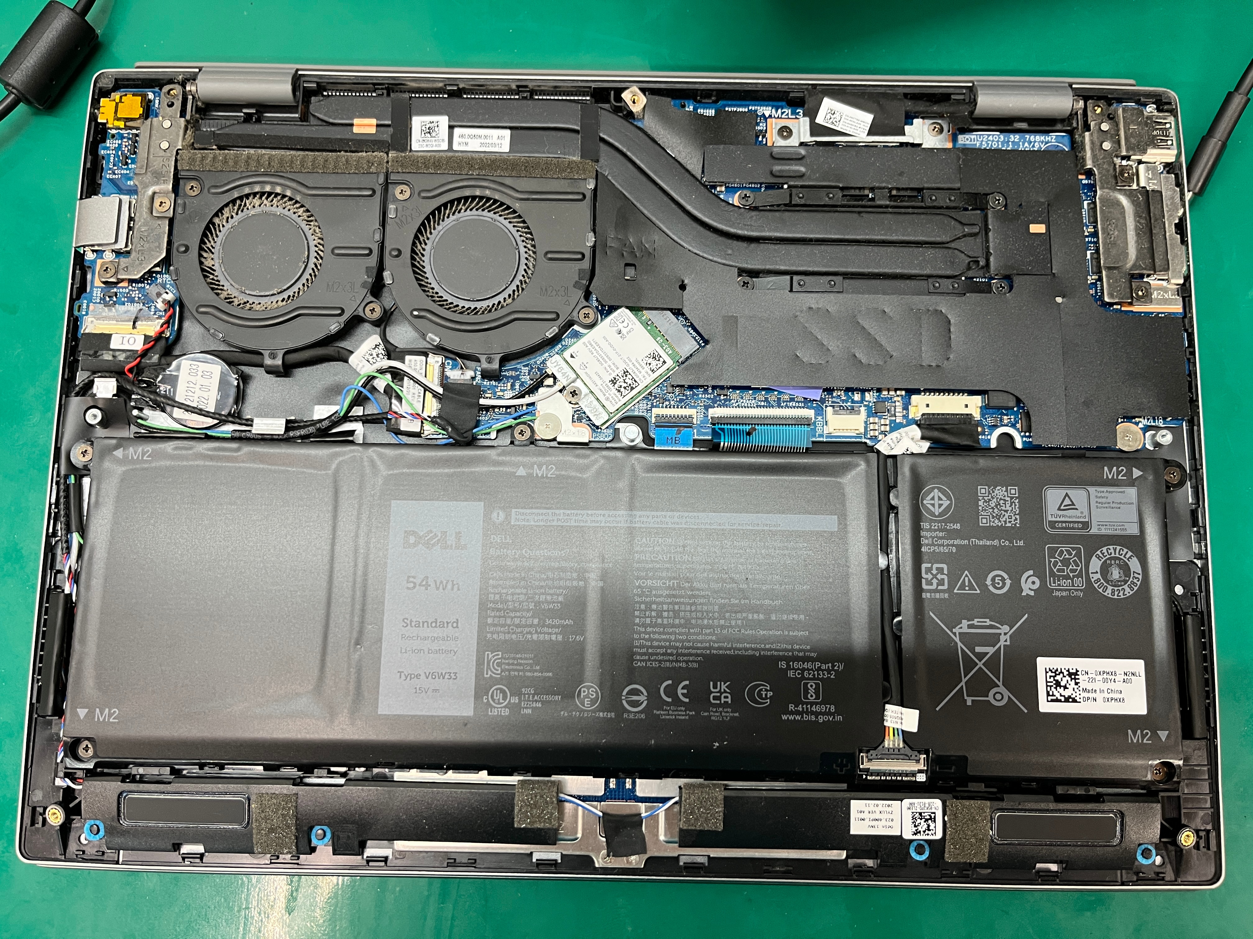 クリーニング前のDELL製ノートパソコン「Vostro 5320」内部