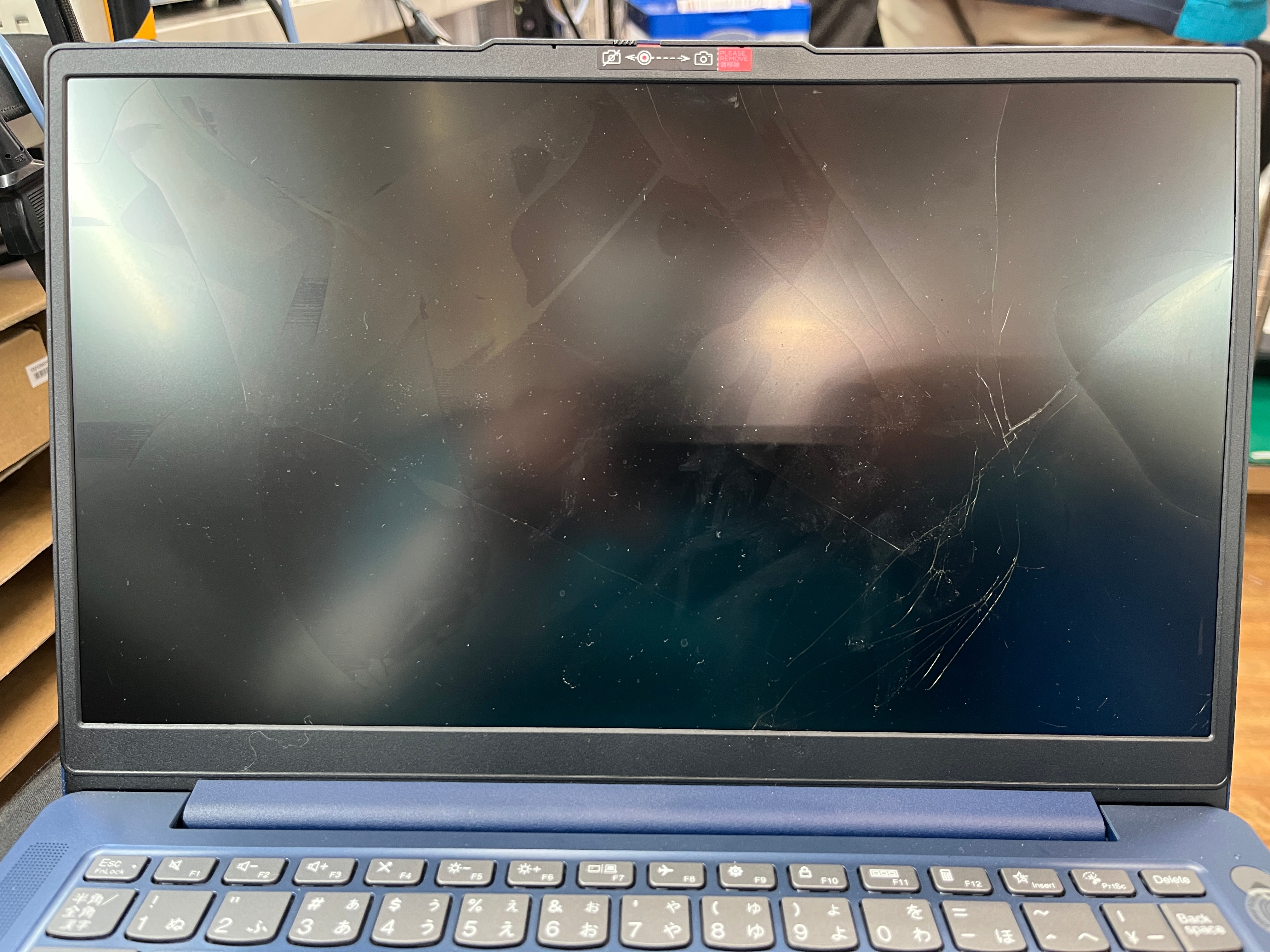 バキバキに割れた液晶パネル