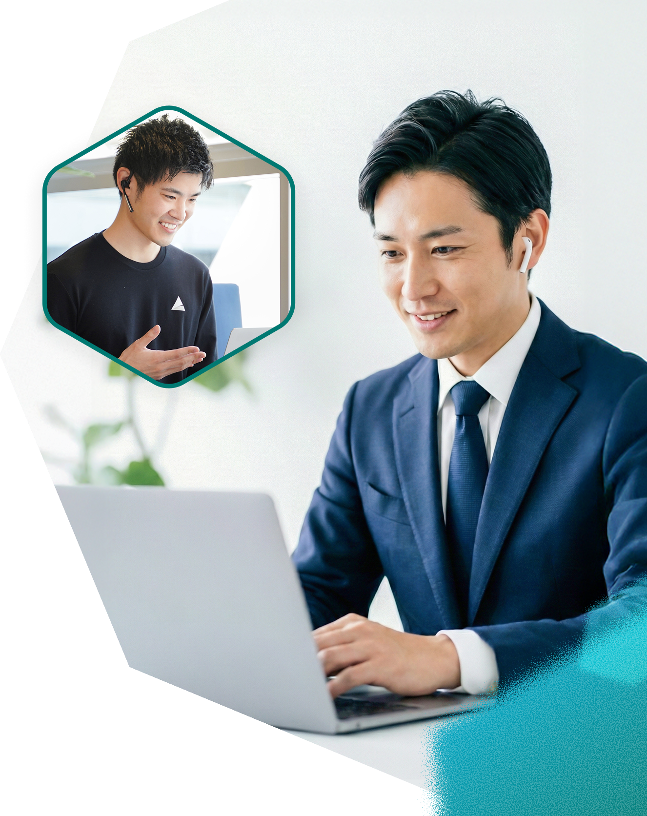 ノートパソコンを操作するスーツ姿の男性と、その左上にオンラインで講義を行う講師の男性が映った写真