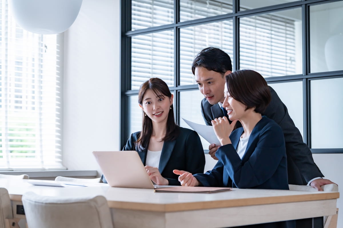 成果を確認する不動産会社スタッフ