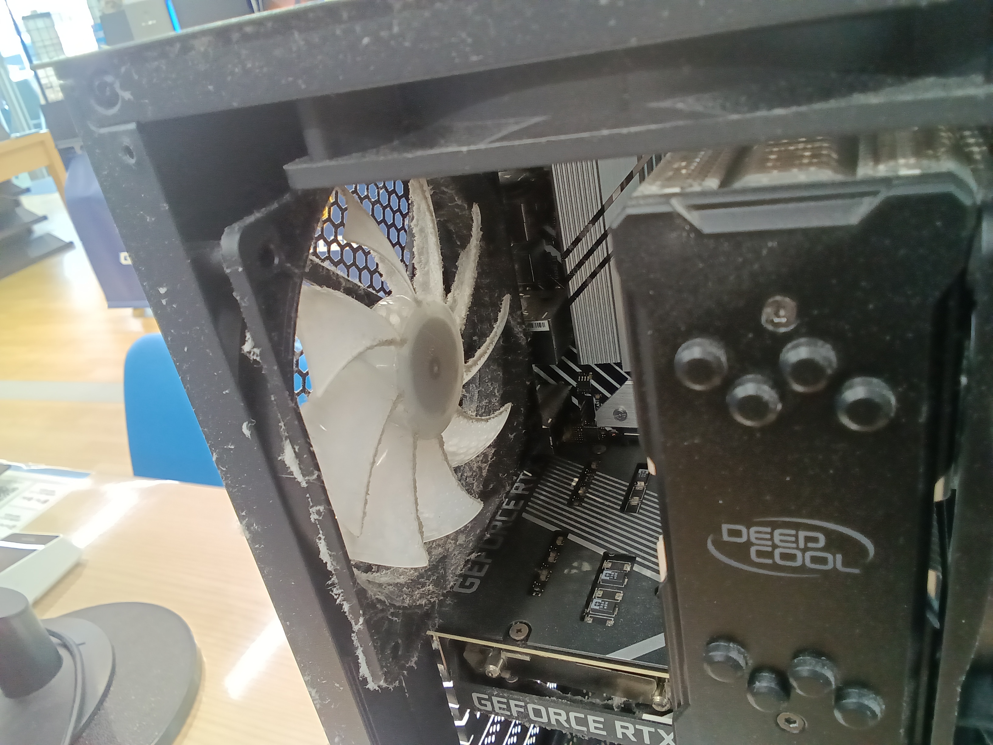 クリーニング前のパソコン内部