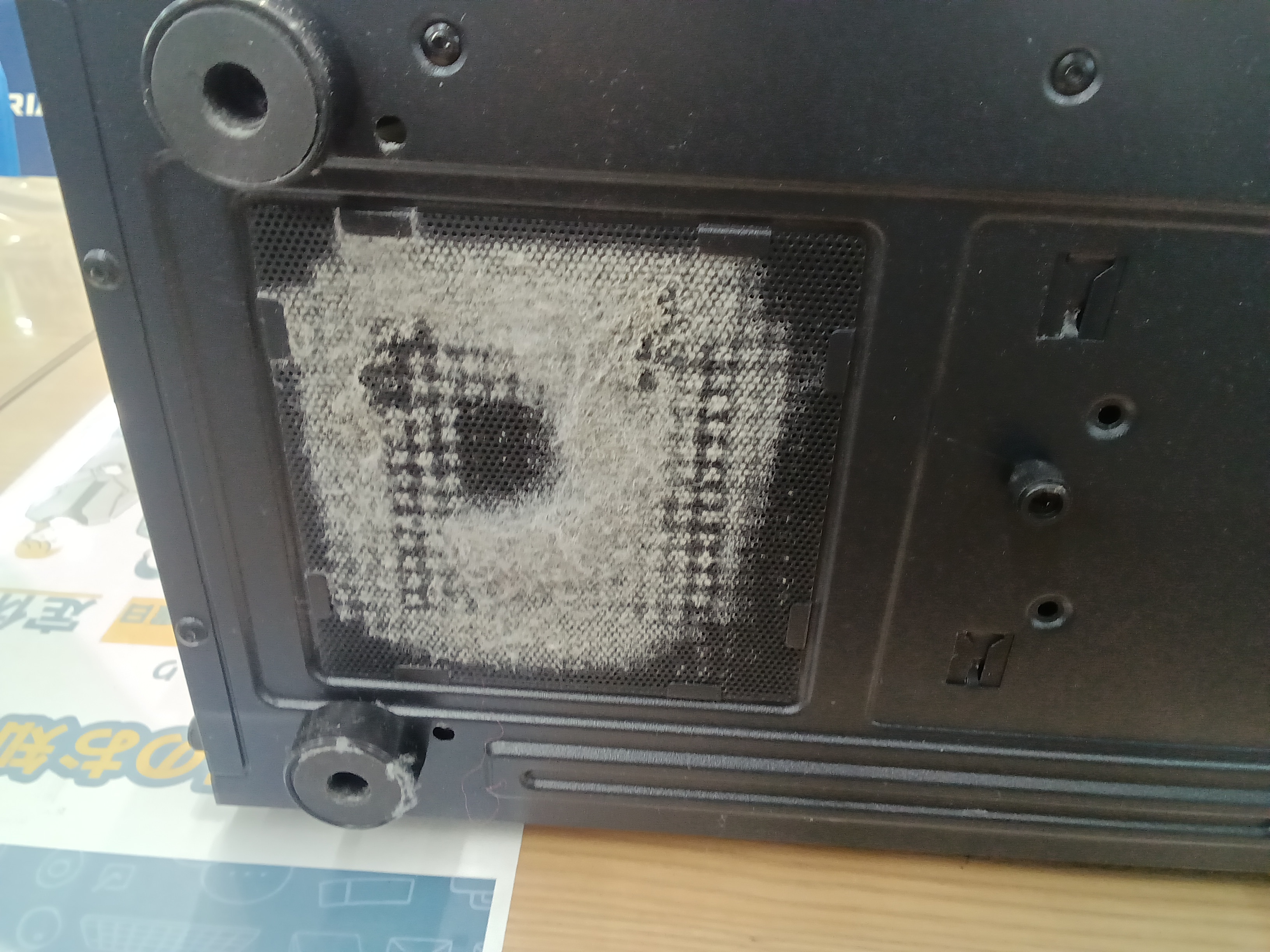 クリーニング前の底面ダストフィルター