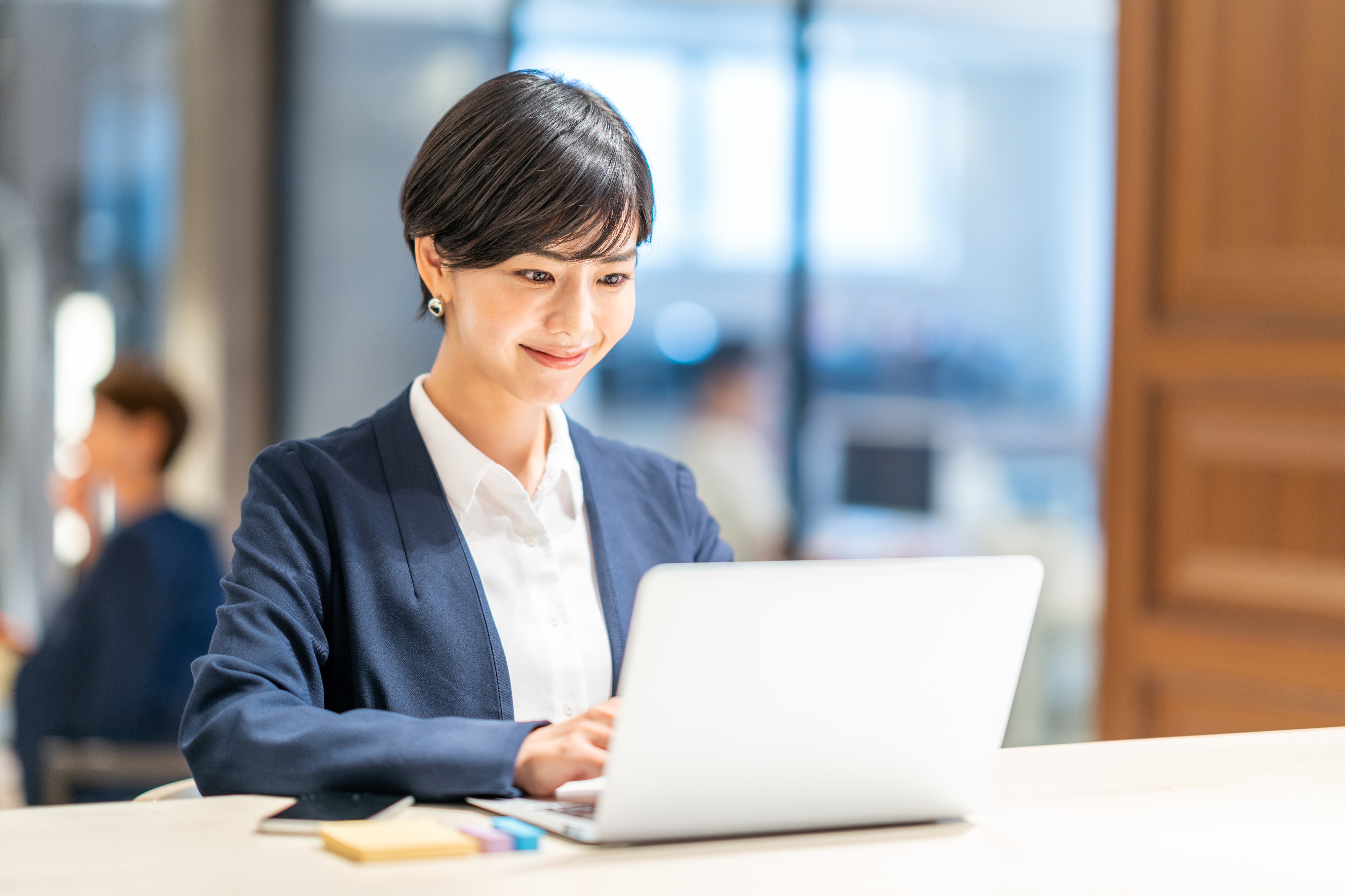 eラーニングで学ぶ女性