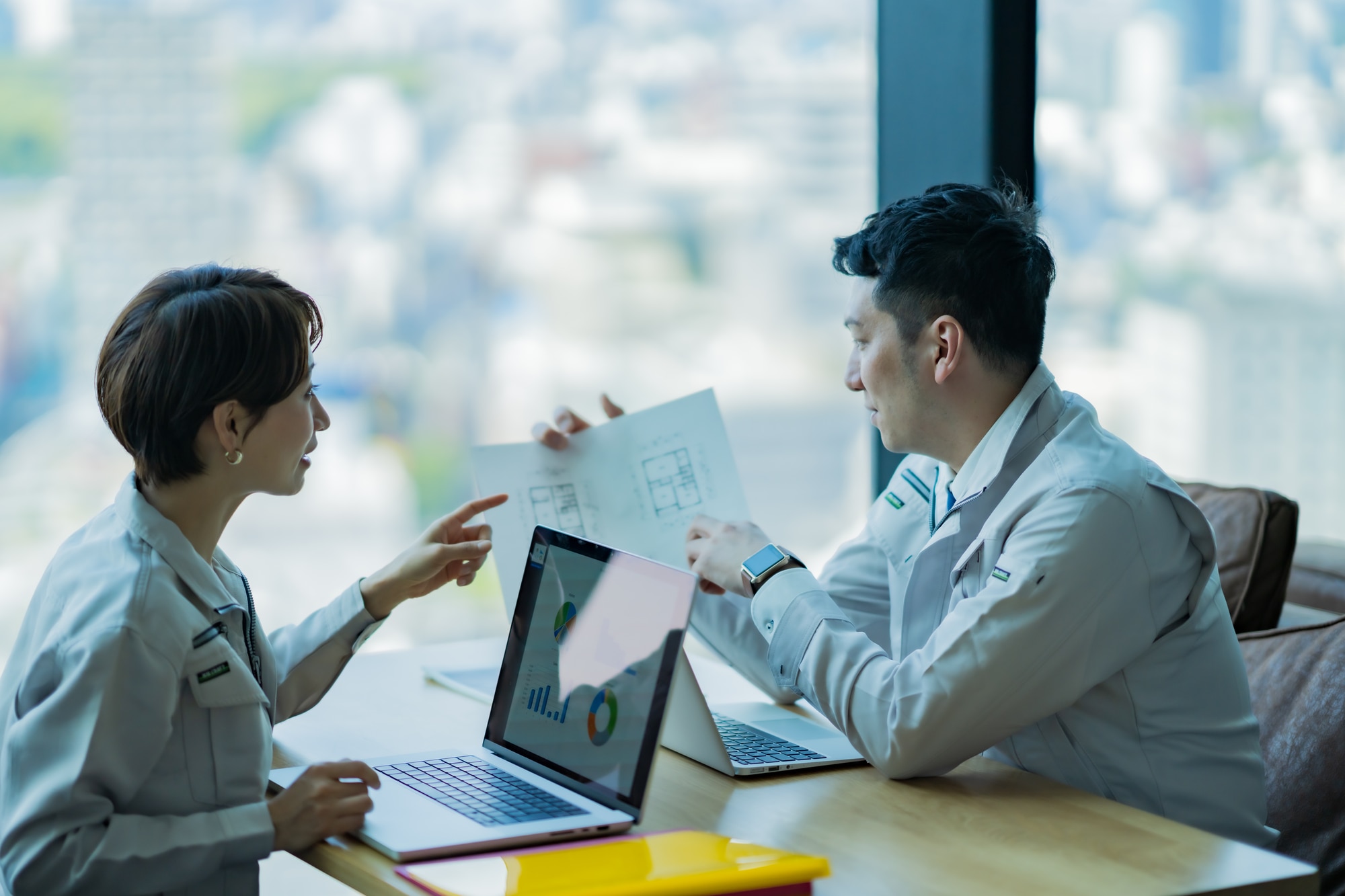 社員研修について話し合う社員