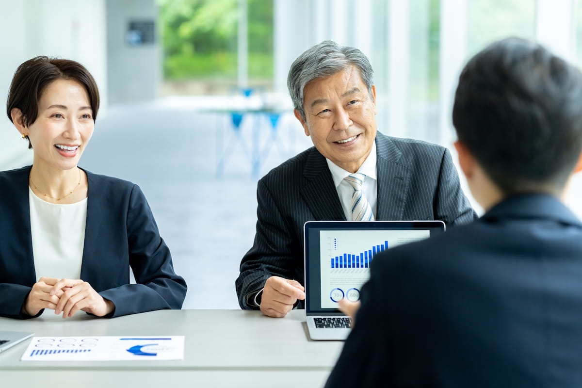 オーナーと不動産会社の打合せ