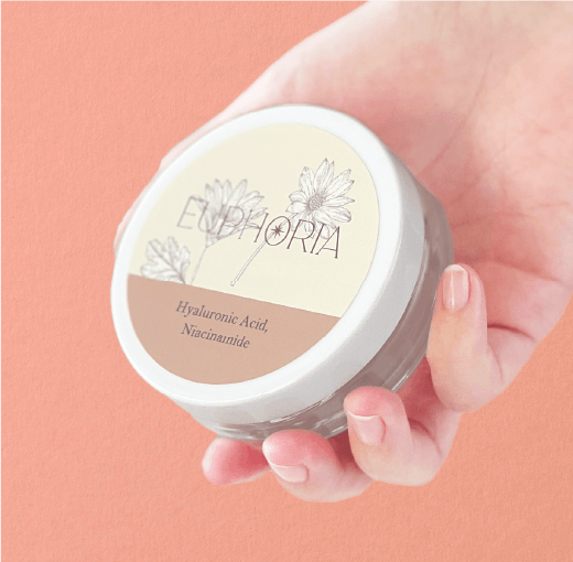 手のひらサイズのフェイスパウダー容器