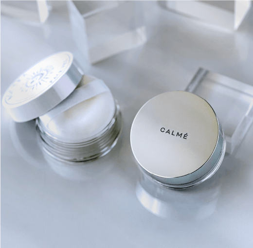 シルバーのキャップのフェイスパウダー容器