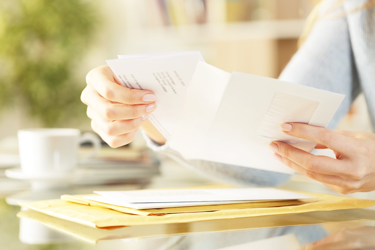 郵便物を見ている人の写真