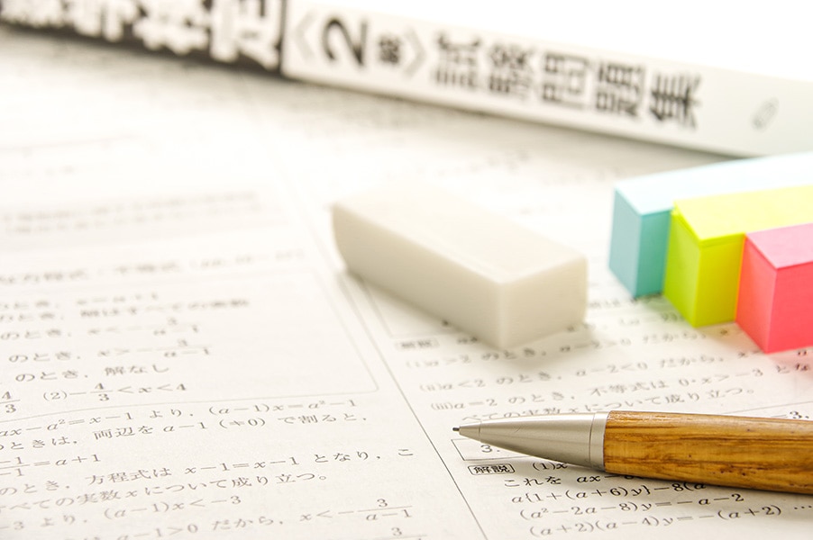 問題集と筆記用具の写真