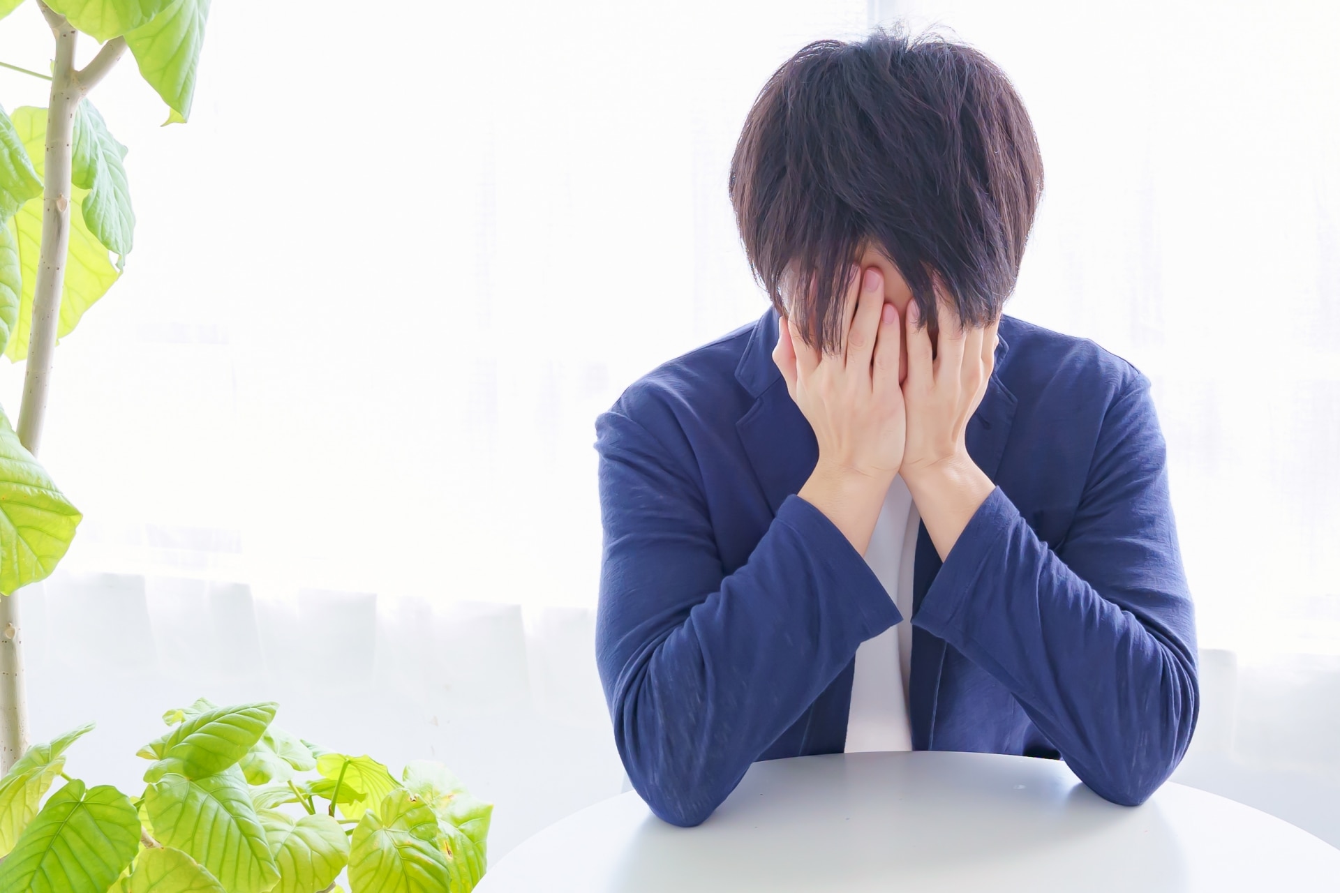 悩むサラリーマン