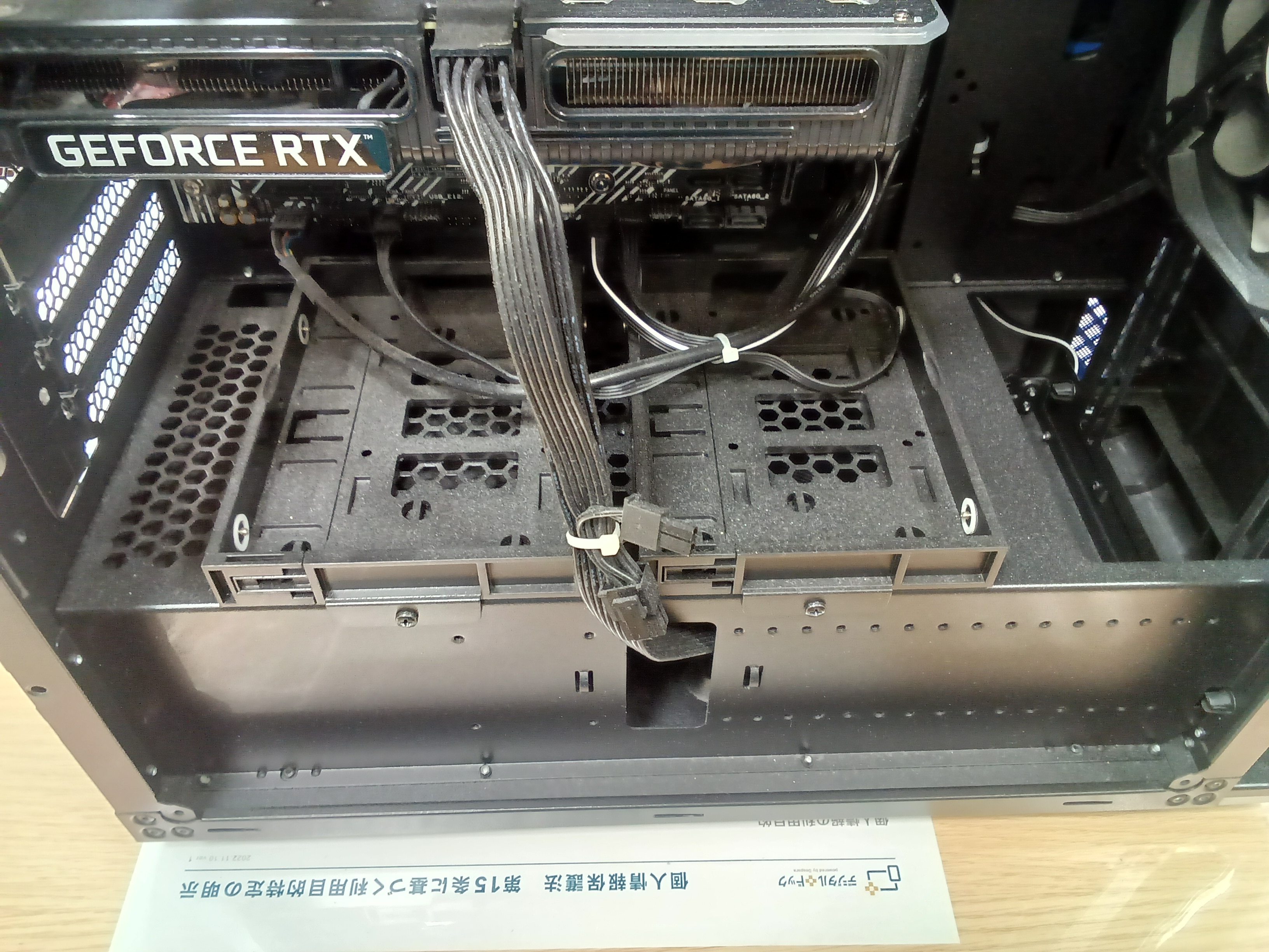 クリーニング前のパソコン内部に堆積したホコリの様子