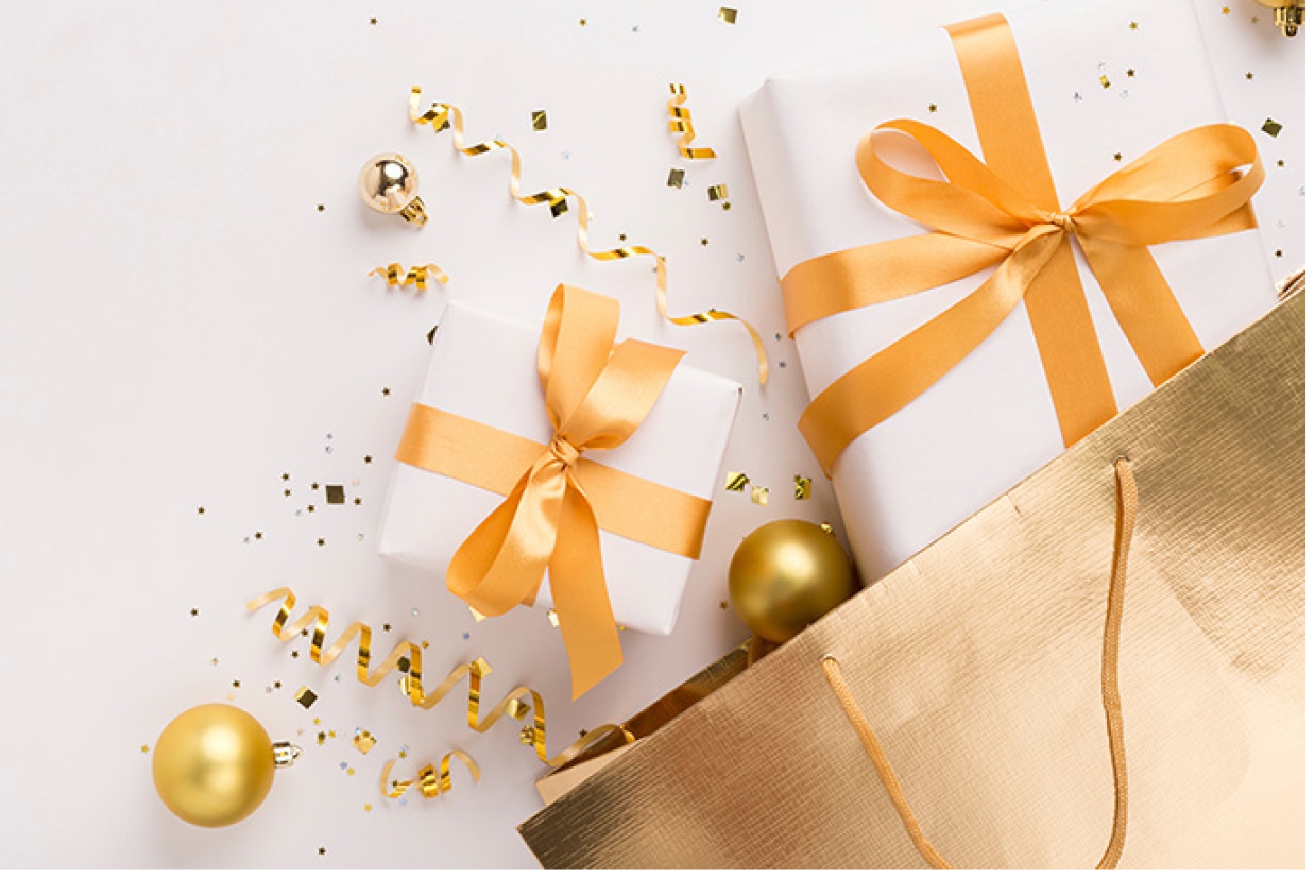 紙袋とラッピングされた箱