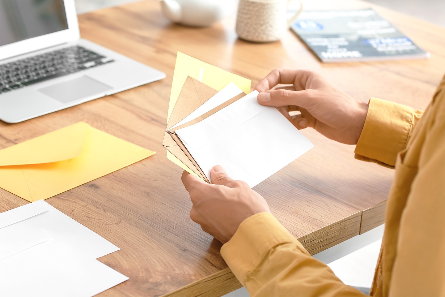 郵便物を仕分けている人の手元