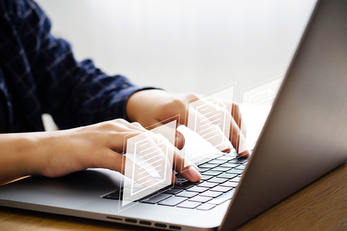 PCでタイピングしている人の手元と書類のイメージ