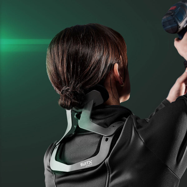 CX EASY NECKを装着した女性が斜め上を見上げてインパクトドライバーで作業している画像