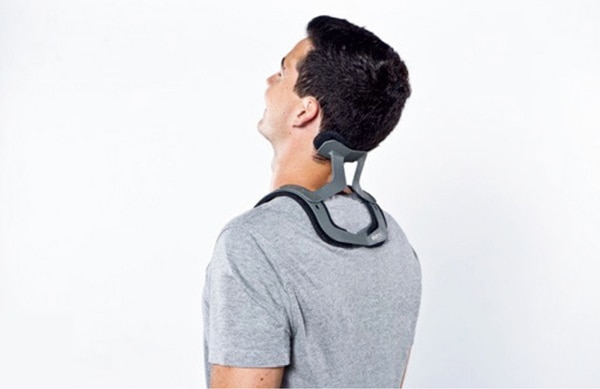 ネックサポート『CX EASY NECK』を装着して頭を後ろに反らせている男性の画像
