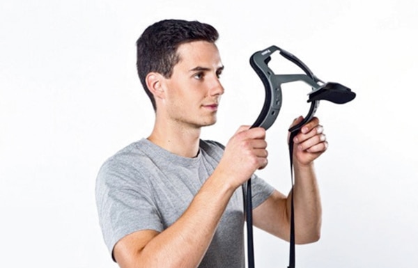 ネックサポート『CX EASY NECK』を装着しようと持ち上げている男性のイラスト