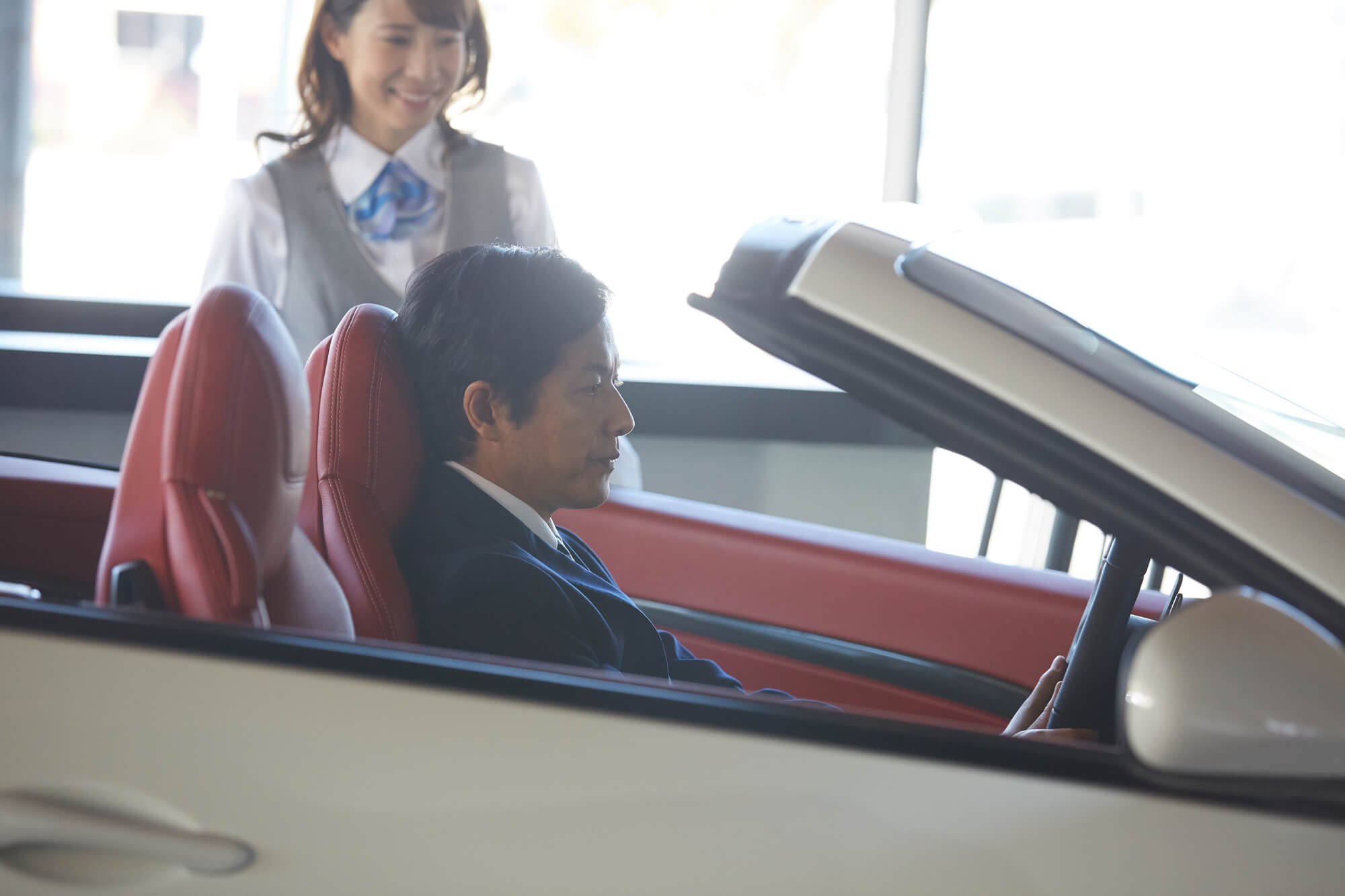 高級車に試乗する男性