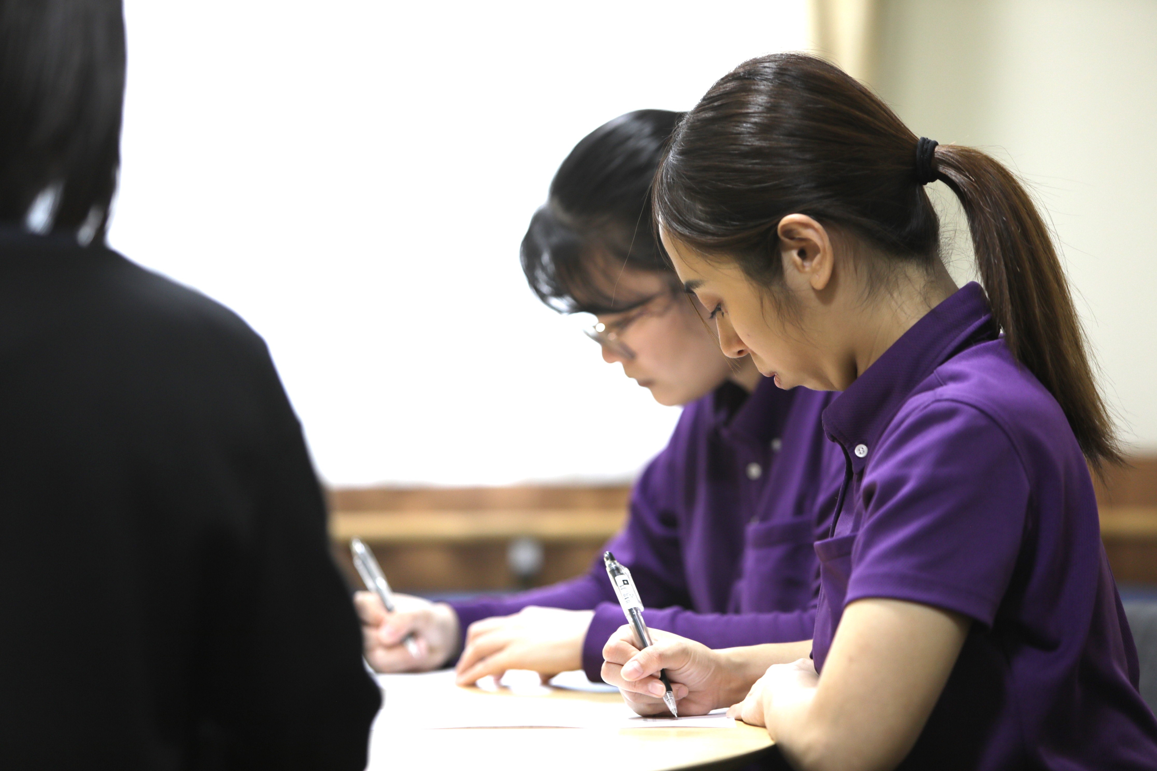 介護福祉士の試験対策講座を受ける外国人介護士