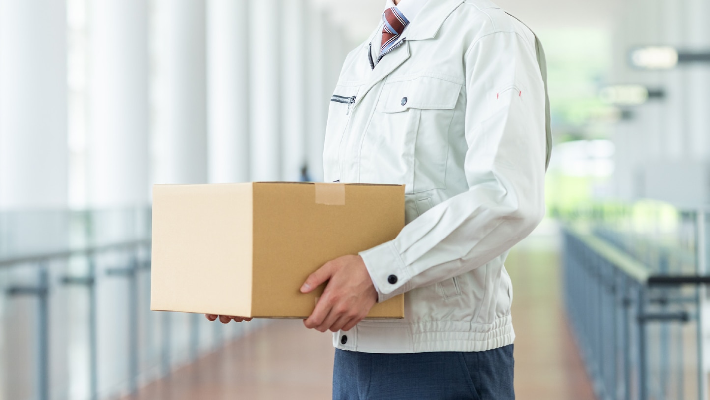 倉庫作業をしている男性